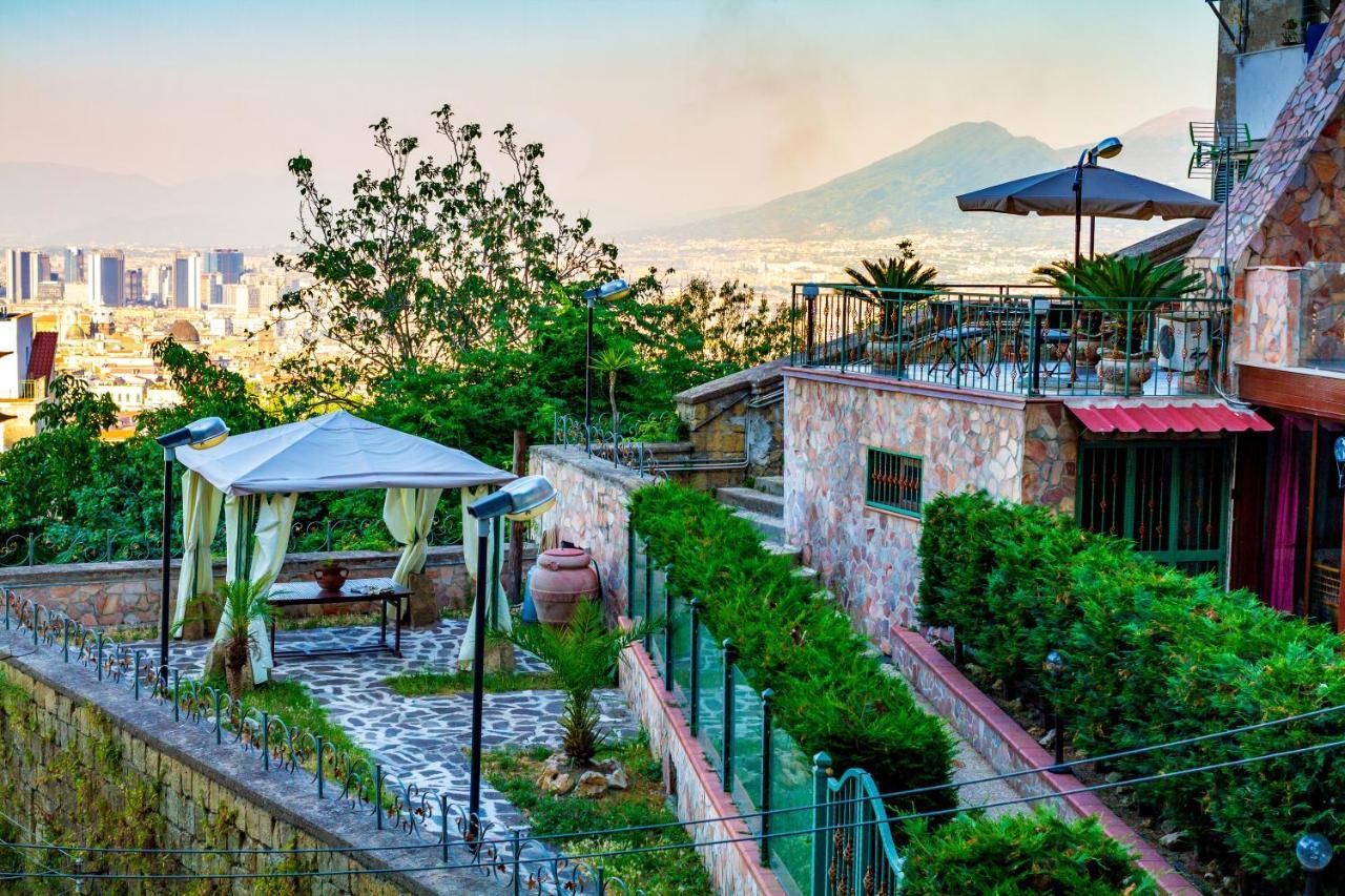 Vesuvio Rooftop, Host * Naples