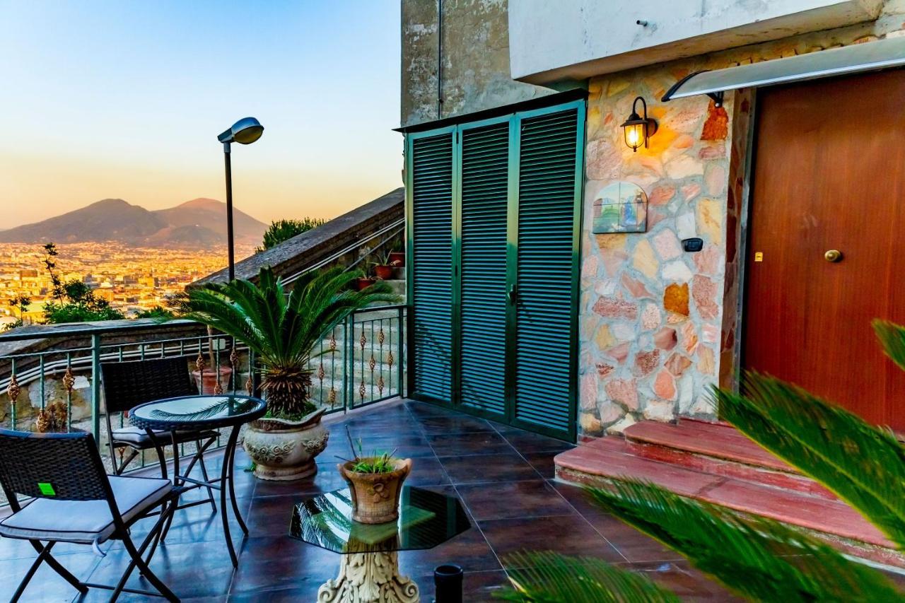Vesuvio Rooftop, Host *